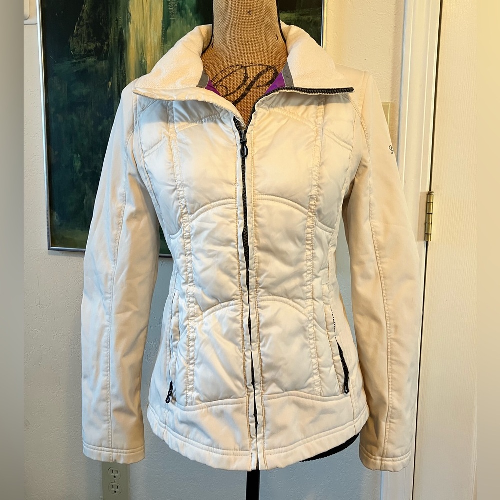 Guess winter ski snow cream jacket purple interior zipper pockets like new M